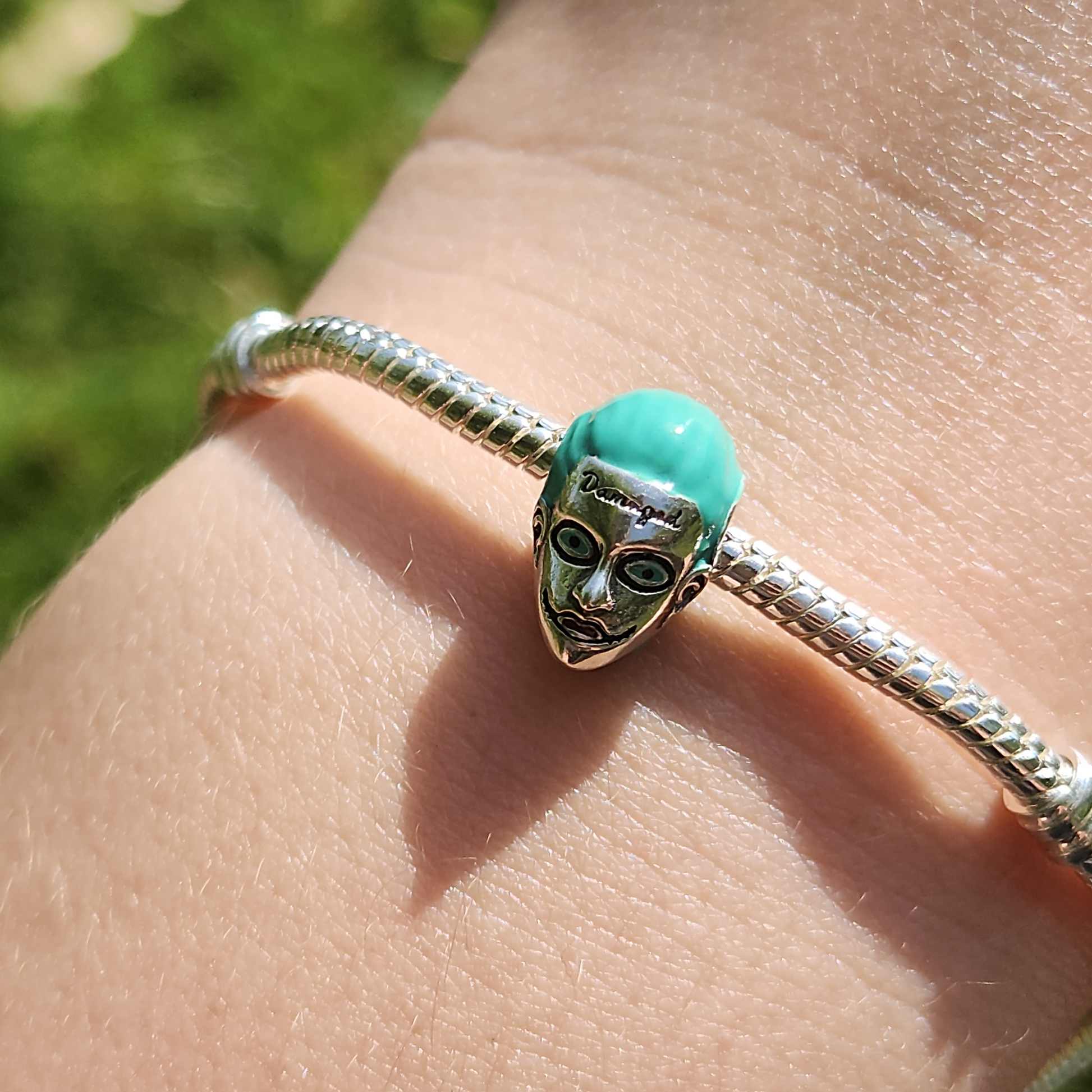 Incarnez l’esprit chaotique et imprévisible de Gotham avec ce Charm - Joker, en argent sterling S925. Inspiré par l'emblématique Prince du Crime, ce charm représente Le Joker, le plus célèbre adversaire de Batman, avec son sourire macabre et son regard malicieux. Parfait pour les fans de DC Comics et des anti-héros charismatiques, ce charm ajoutera une touche rebelle et audacieuse à votre collection.