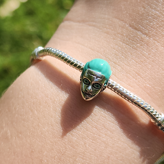 Incarnez l’esprit chaotique et imprévisible de Gotham avec ce Charm - Joker, en argent sterling S925. Inspiré par l'emblématique Prince du Crime, ce charm représente Le Joker, le plus célèbre adversaire de Batman, avec son sourire macabre et son regard malicieux. Parfait pour les fans de DC Comics et des anti-héros charismatiques, ce charm ajoutera une touche rebelle et audacieuse à votre collection.
