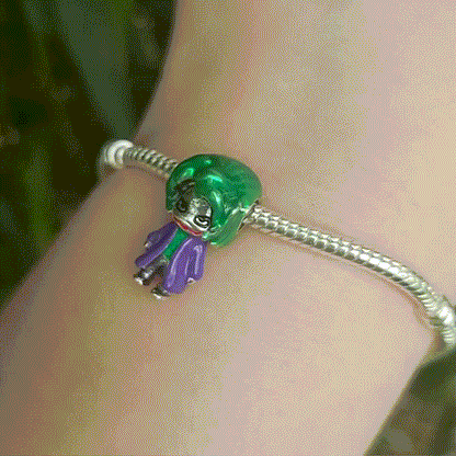 Plongez dans l'univers chaotique et fascinant de Gotham City avec ce Charm - Joker, en argent sterling S925. Inspiré par le célèbre antagoniste de l'univers DC, ce charm capture toute la folie et le charisme du Joker, l'ennemi juré de Batman. Parfait pour les fans de DC Comics, ce bijou iconique est un excellent ajout à toute collection de super-héros.