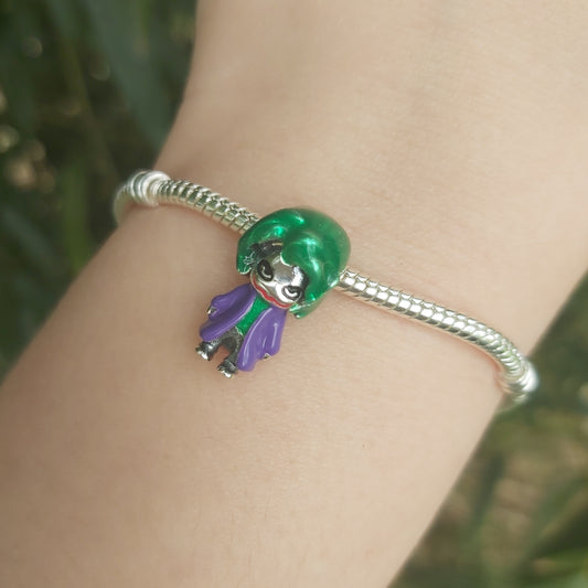 Plongez dans l'univers chaotique et fascinant de Gotham City avec ce Charm - Joker, en argent sterling S925. Inspiré par le célèbre antagoniste de l'univers DC, ce charm capture toute la folie et le charisme du Joker, l'ennemi juré de Batman. Parfait pour les fans de DC Comics, ce bijou iconique est un excellent ajout à toute collection de super-héros.