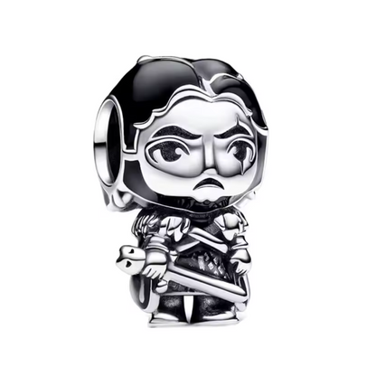 Ajoutez une touche de bravoure et de majesté à votre collection avec ce charm représentant Jon Snow, le roi du Nord. Fabriqué en argent sterling 925, ce charm de haute qualité est compatible avec tous les bracelets Pandora, garantissant une intégration parfaite à votre bijou préféré. Parfait pour les fans de Game of Thrones, ce charm capture l'essence du personnage emblématique avec des détails soigneusement travaillés, évoquant la puissance et la noblesse de Jon Snow.