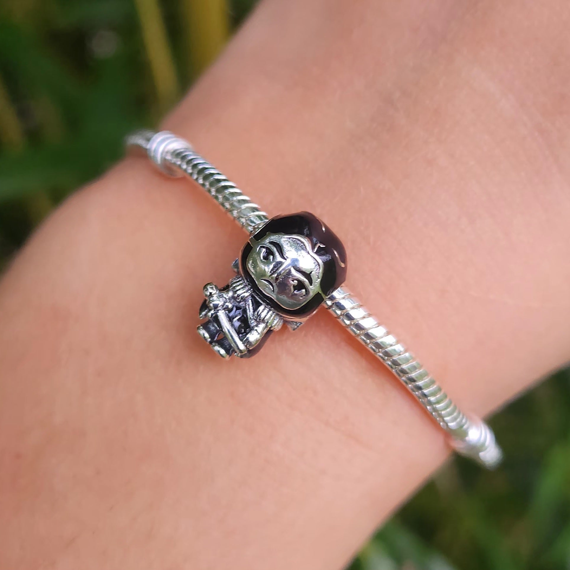 Ajoutez une touche de bravoure et de majesté à votre collection avec ce charm représentant Jon Snow, le roi du Nord. Fabriqué en argent sterling 925, ce charm de haute qualité est compatible avec tous les bracelets Pandora, garantissant une intégration parfaite à votre bijou préféré. Parfait pour les fans de Game of Thrones, ce charm capture l'essence du personnage emblématique avec des détails soigneusement travaillés, évoquant la puissance et la noblesse de Jon Snow.
