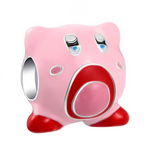 Ce charm met à l’honneur Kirby, héros emblématique de Dream Land, dans un design fidèle et adorable. Le corps lisse rose pastel est rehaussé d’une large bouche ovale cerclée de rouge, prête à aspirer pouvoirs et étoiles, tandis que les bottines rouges et les yeux bleus donnent toute son expression au personnage. Format perle traversante pratique, il glisse parfaitement sur un bracelet pour une touche gaming joyeuse et nostalgique.
