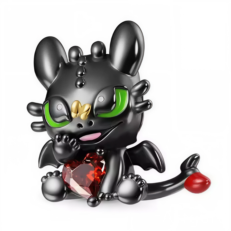 Craquez pour ce charm irrésistible à l’effigie de Krokmou, le célèbre dragon de “Dragons”, dans une pose tendre et espiègle ! Confectionné en argent 925, il affiche tous les détails emblématiques : grands yeux verts, cornes dorées, queue ornée de rouge… mais surtout, Krokmou serre entre ses pattes un superbe cœur rubis facetté, symbole de l’attachement et de l’aventure.
Entre éclat métallique, touches colorées et regard malicieux, ce bijou est parfait pour ajouter une note geek, magique et pleine d’affectio