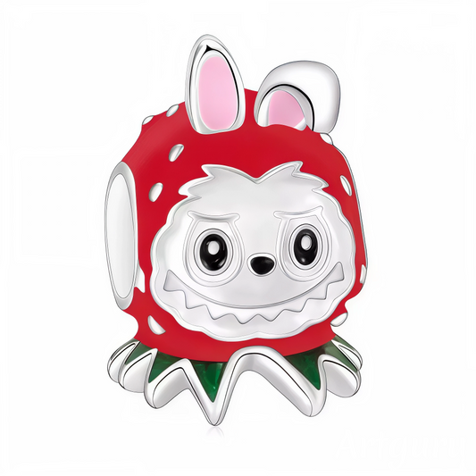 Succombez à la fantaisie et à la tendresse du charm Labubu lapin fraise, une pièce pleine de caractère pour donner du peps à votre collection ! Ce charm irrésistible représente Labubu déguisé en fraise, arborant de grandes oreilles de lapin et un large sourire malicieux. Réalisé en argent 925 et paré de touches d’émail rouge, rose et vert éclatant, il séduira tous les amateurs de créations originales et colorées. Idéal pour ajouter une pointe de bonne humeur et de singularité à vos bijoux.