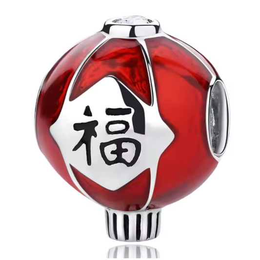 Illuminez votre collection avec ce charm Lanterne Rouge, symbole de festivités et de bonne fortune pour le Nouvel An chinois. Fabriqué en argent sterling S925, ce charm représente une lanterne traditionnelle magnifiquement détaillée, souvent utilisée pour attirer la prospérité et la chance durant les célébrations. Compatible avec les bracelets Pandora, il ajoutera une touche vibrante et festive à vos bijoux tout en célébrant les traditions chinoises.
