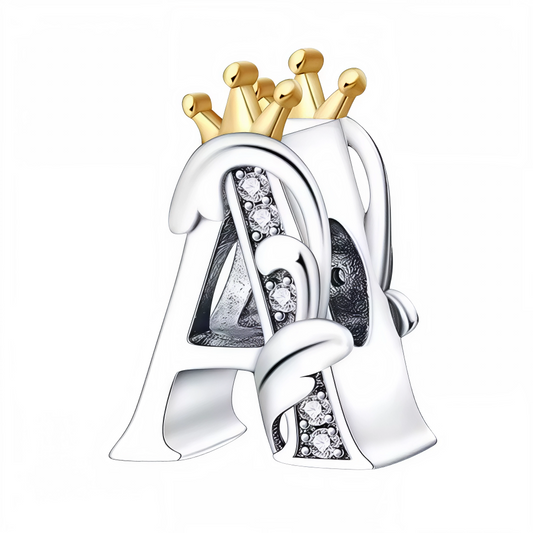 Affirmez votre style avec ce charm en forme de lettre "A", finement travaillé en argent 925 et surmonté d’une élégante couronne couleur or. Symbole de distinction et de personnalité, ce bijou apporte une touche royale à votre bracelet. Parfait pour offrir ou pour personnaliser votre propre création, il allie raffinement, durabilité et originalité.