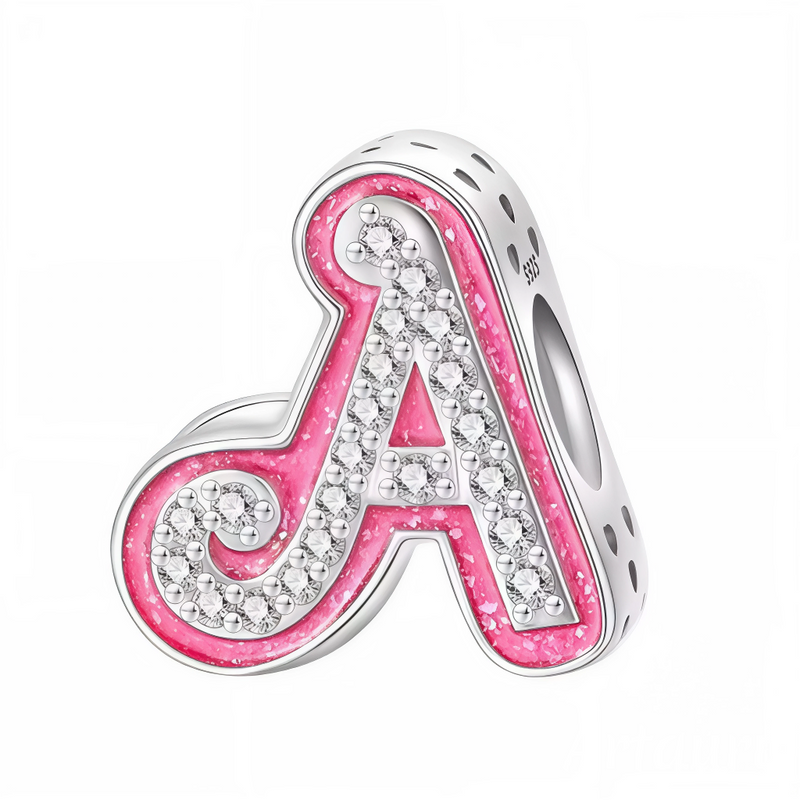 Ce charm alphabétique audacieux présente la lettre « A » stylisée en forme de ruban rose vif brillant, incrustée de strass blancs étincelants sur les contours et le cœur pour un effet glamour scintillant. Les trous décoratifs ajoutent une touche aérienne et moderne au design bombé. Symbole personnalisé féminin et pétillant, il personnalise les bracelets avec élégance et éclat girly.

Caractéristiques :

Matière : Argent 925 (S925) avec émail rose et strass blancs.
Design : Lettre « A » cursive rose émaillée