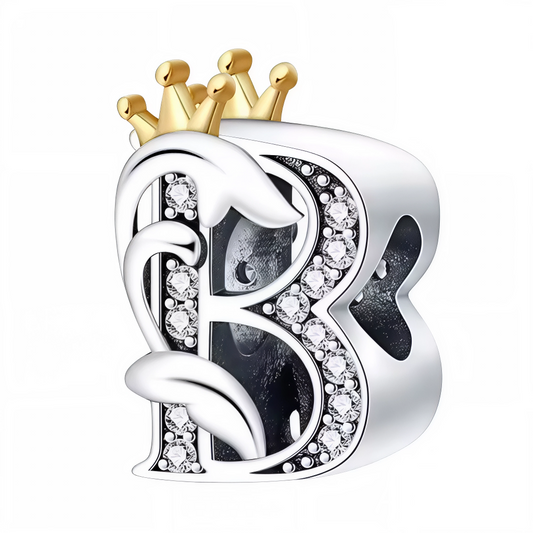 Affirmez votre style avec ce charm en forme de lettre "B", finement travaillé en argent 925 et surmonté d’une élégante couronne couleur or. Symbole de distinction et de personnalité, ce bijou apporte une touche royale à votre bracelet. Parfait pour offrir ou pour personnaliser votre propre création, il allie raffinement, durabilité et originalité.