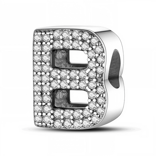 Exprimez votre personnalité avec ce charm en forme de lettre "B", fabriqué en argent 925 et délicatement serti de strass brillants. Ce bijou raffiné apporte une touche d’éclat et de caractère à votre bracelet, que vous composiez un mot, un prénom ou que vous mettiez simplement en valeur une initiale qui vous est chère.