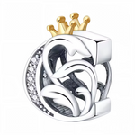 Affirmez votre style avec ce charm en forme de lettre "C", finement travaillé en argent 925 et surmonté d’une élégante couronne couleur or. Symbole de distinction et de personnalité, ce bijou apporte une touche royale à votre bracelet. Parfait pour offrir ou pour personnaliser votre propre création, il allie raffinement, durabilité et originalité.