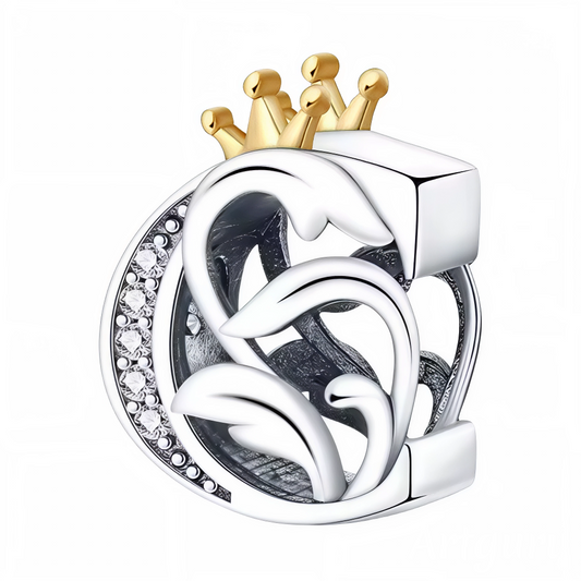 Affirmez votre style avec ce charm en forme de lettre "C", finement travaillé en argent 925 et surmonté d’une élégante couronne couleur or. Symbole de distinction et de personnalité, ce bijou apporte une touche royale à votre bracelet. Parfait pour offrir ou pour personnaliser votre propre création, il allie raffinement, durabilité et originalité.