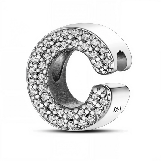 Apportez une touche d’éclat et de personnalité à votre bracelet avec ce charm en forme de lettre "C", soigneusement façonné en argent 925. Son design lumineux est sublimé par des strass scintillants qui ajoutent une note de brillance discrète et élégante. Idéal pour composer un prénom, un mot clé ou simplement afficher une initiale significative.