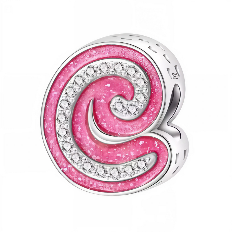 Ce charm alphabétique étincelant affiche la lettre « C » en ruban rose scintillant texturé, bordée et remplie de strass blancs pour un rendu diamanté glamour et dynamique. La forme 3D ondulée avec contours ajourés apporte légèreté et mouvement au design vibrant. Symbole d’initiale sophistiquée et joyeuse, il personnalise les bracelets avec une touche féminine éclatante.

Caractéristiques :

Matière : Argent 925 (S925) avec émail rose texturé et strass blancs.
Design : Lettre « C » cursive rose pailletée, in
