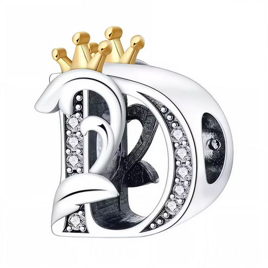 Affirmez votre style avec ce charm en forme de lettre "D", finement travaillé en argent 925 et surmonté d’une élégante couronne couleur or. Symbole de distinction et de personnalité, ce bijou apporte une touche royale à votre bracelet. Parfait pour offrir ou pour personnaliser votre propre création, il allie raffinement, durabilité et originalité.