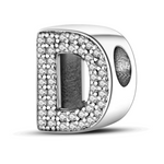 Faites briller vos initiales avec élégance grâce à ce charm en forme de lettre "D", confectionné en argent 925 et sublimé de strass étincelants. Parfait pour personnaliser votre bracelet, ce bijou apporte une touche raffinée et symbolique à votre style, que ce soit pour représenter un prénom, un mot cher ou un souvenir.
