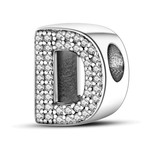 Faites briller vos initiales avec élégance grâce à ce charm en forme de lettre "D", confectionné en argent 925 et sublimé de strass étincelants. Parfait pour personnaliser votre bracelet, ce bijou apporte une touche raffinée et symbolique à votre style, que ce soit pour représenter un prénom, un mot cher ou un souvenir.