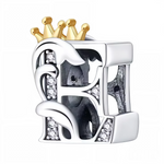 Affirmez votre style avec ce charm en forme de lettre "E", finement travaillé en argent 925 et surmonté d’une élégante couronne couleur or. Symbole de distinction et de personnalité, ce bijou apporte une touche royale à votre bracelet. Parfait pour offrir ou pour personnaliser votre propre création, il allie raffinement, durabilité et originalité.