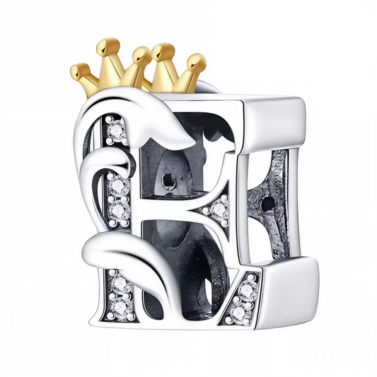 Affirmez votre style avec ce charm en forme de lettre "E", finement travaillé en argent 925 et surmonté d’une élégante couronne couleur or. Symbole de distinction et de personnalité, ce bijou apporte une touche royale à votre bracelet. Parfait pour offrir ou pour personnaliser votre propre création, il allie raffinement, durabilité et originalité.