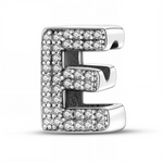 Ajoutez une note étincelante à votre bijou avec ce charm en forme de lettre "E", conçu en argent 925 et orné de strass scintillants. À la fois sobre et raffiné, ce charm permet de personnaliser votre bracelet avec une initiale qui vous tient à cœur, tout en ajoutant une touche lumineuse à votre style.