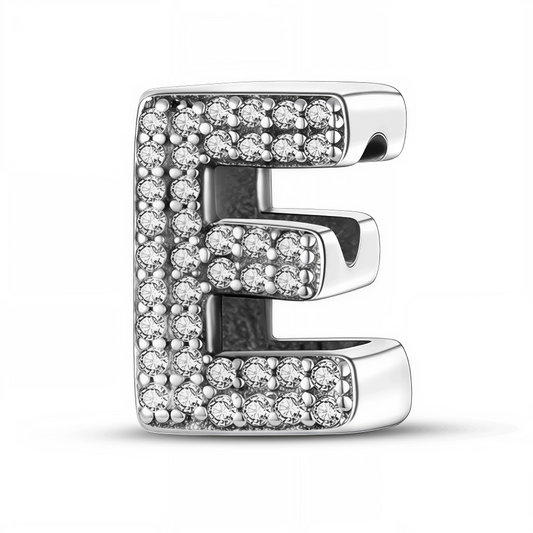 Ajoutez une note étincelante à votre bijou avec ce charm en forme de lettre "E", conçu en argent 925 et orné de strass scintillants. À la fois sobre et raffiné, ce charm permet de personnaliser votre bracelet avec une initiale qui vous tient à cœur, tout en ajoutant une touche lumineuse à votre style.