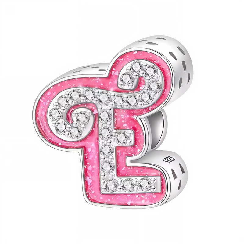 Ce charm alphabétique dynamique expose la lettre « E » en ruban rose scintillant texturé, abondamment parsemée de strass blancs étincelants sur les bords et l'intérieur pour un effet pailleté luxueux.&nbsp; La forme 3D bombée avec perforations décoratives confère dynamisme et légèreté au design pop. Symbole d’initiale glamour et enjouée, il customise les bracelets avec une élégance féminine irrésistible.

Caractéristiques :

Matière : Argent 925 (S925) avec émail rose pailleté et strass blancs.
Design : Let