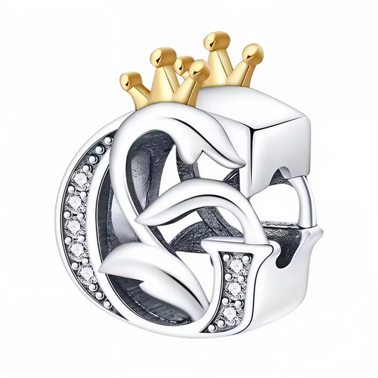 Affirmez votre style avec ce charm en forme de lettre "G", finement travaillé en argent 925 et surmonté d’une élégante couronne couleur or. Symbole de distinction et de personnalité, ce bijou apporte une touche royale à votre bracelet. Parfait pour offrir ou pour personnaliser votre propre création, il allie raffinement, durabilité et originalité.