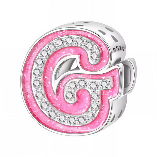 Apportez une touche glamour et fun à votre bracelet avec ce charm en forme de lettre "G", réalisé en argent 925 avec une finition rose brillante et orné de strass blancs scintillants. Un bijou tendance et pétillant, parfait pour afficher un style unique inspiré de l’univers Barbie, ou offrir un cadeau chic et coloré à un être cher.