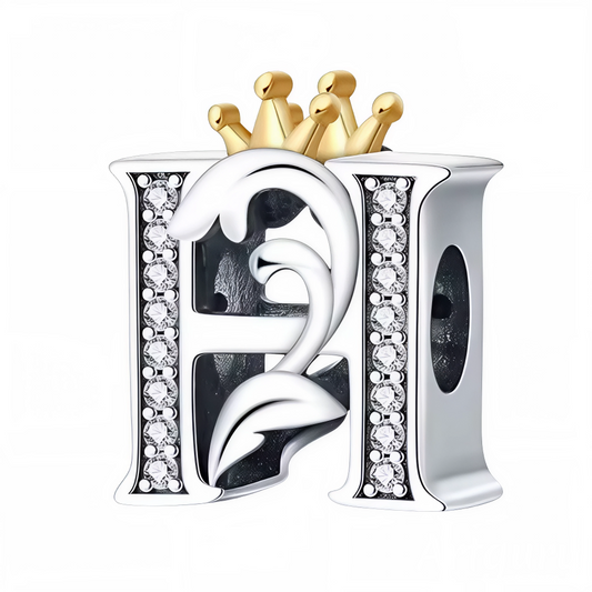 Affirmez votre style avec ce charm en forme de lettre "H", finement travaillé en argent 925 et surmonté d’une élégante couronne couleur or. Symbole de distinction et de personnalité, ce bijou apporte une touche royale à votre bracelet. Parfait pour offrir ou pour personnaliser votre propre création, il allie raffinement, durabilité et originalité.