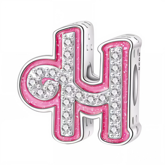 Apportez une touche glamour et fun à votre bracelet avec ce charm en forme de lettre "H", réalisé en argent 925 avec une finition rose brillante et orné de strass blancs scintillants. Un bijou tendance et pétillant, parfait pour afficher un style unique inspiré de l’univers Barbie, ou offrir un cadeau chic et coloré à un être cher.