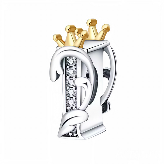 Affirmez votre style avec ce charm en forme de lettre "I", finement travaillé en argent 925 et surmonté d’une élégante couronne couleur or. Symbole de distinction et de personnalité, ce bijou apporte une touche royale à votre bracelet. Parfait pour offrir ou pour personnaliser votre propre création, il allie raffinement, durabilité et originalité.
