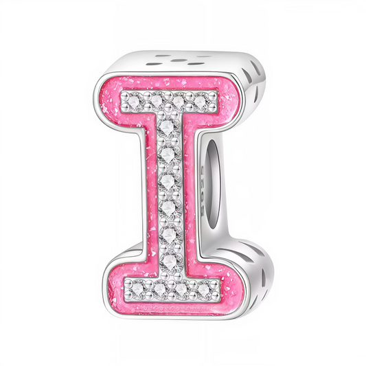 Apportez une touche glamour et fun à votre bracelet avec ce charm en forme de lettre "I", réalisé en argent 925 avec une finition rose brillante et orné de strass blancs scintillants. Un bijou tendance et pétillant, parfait pour afficher un style unique inspiré de l’univers Barbie, ou offrir un cadeau chic et coloré à un être cher.