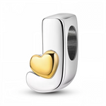 Exprimez vos sentiments avec finesse grâce à ce charm en forme de lettre "J", conçu en argent 925 et délicatement décoré d’un petit cœur doré. Idéal pour une personnalisation élégante et affectueuse de votre bracelet.