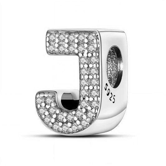 Personnalisez votre bracelet avec éclat grâce à ce charm en forme de lettre "J", conçu en argent 925 et orné de strass scintillants. Ce bijou raffiné apporte une touche de brillance et de caractère, parfait pour symboliser une initiale précieuse ou composer un message unique.
