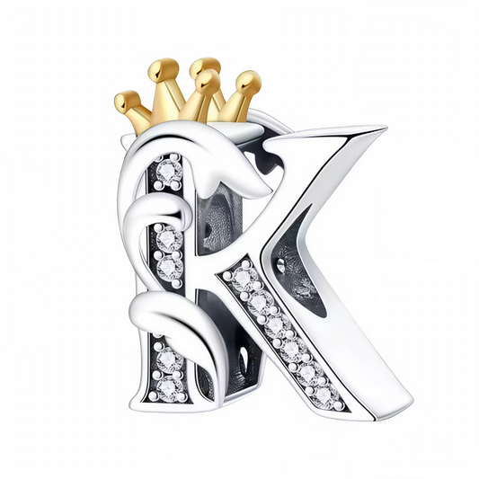Affirmez votre style avec ce charm en forme de lettre "K", finement travaillé en argent 925 et surmonté d’une élégante couronne couleur or. Symbole de distinction et de personnalité, ce bijou apporte une touche royale à votre bracelet. Parfait pour offrir ou pour personnaliser votre propre création, il allie raffinement, durabilité et originalité.