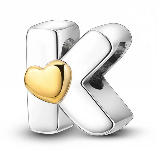 Ajoutez une touche personnelle et élégante à votre bracelet avec ce charm en forme de lettre "K", finement travaillé en argent 925 et sublimé par un petit cœur doré. Un bijou raffiné pour célébrer une initiale chère à votre cœur.