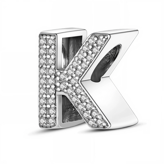 Ajoutez une touche éclatante et personnelle à votre bracelet avec ce charm en forme de lettre "K", fabriqué en argent 925 et sublimé de strass brillants. Idéal pour symboliser une initiale chère à votre cœur, ce bijou combine finesse, éclat et raffinement dans un design intemporel.