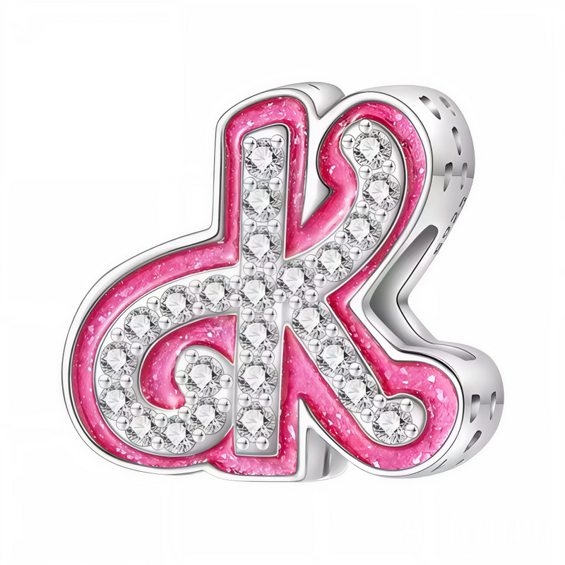 Ce charm alphabétique sophistiqué arbore la lettre « K » angulaire en ruban rose vif texturé, sertie de strass blancs étincelants sur les branches et la base pour un effet diamanté audacieux. La forme 3D angulaire avec perforations stylisées confère caractère et modernité au design vibrant. Symbole d’initiale forte et tendance, il personnalise les bracelets avec éclat et personnalité.

Caractéristiques :

Matière : Argent 925 (S925) avec émail rose brillant et strass blancs.
Design : Lettre « K » cursive ro