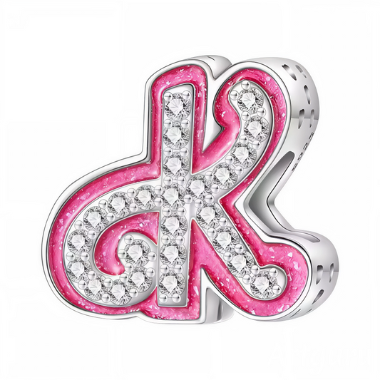Apportez une touche glamour et fun à votre bracelet avec ce charm en forme de lettre "K", réalisé en argent 925 avec une finition rose brillante et orné de strass blancs scintillants. Un bijou tendance et pétillant, parfait pour afficher un style unique inspiré de l’univers Barbie, ou offrir un cadeau chic et coloré à un être cher.