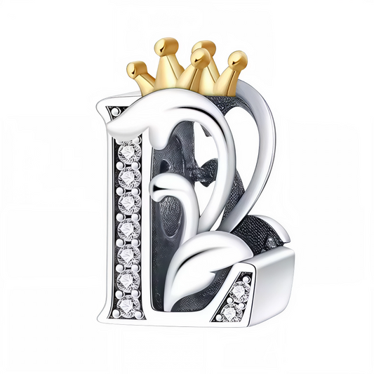 Affirmez votre style avec ce charm en forme de lettre "L", finement travaillé en argent 925 et surmonté d’une élégante couronne couleur or. Symbole de distinction et de personnalité, ce bijou apporte une touche royale à votre bracelet. Parfait pour offrir ou pour personnaliser votre propre création, il allie raffinement, durabilité et originalité.