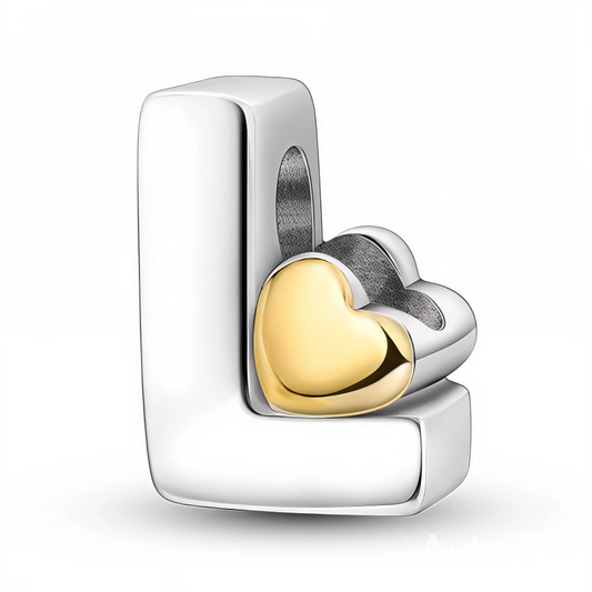 Personnalisez votre bijou avec douceur grâce à ce charm en forme de lettre "L", réalisé en argent 925 et délicatement orné d’un petit cœur doré. Une création élégante et symbolique, parfaite pour exprimer votre attachement avec raffinement.