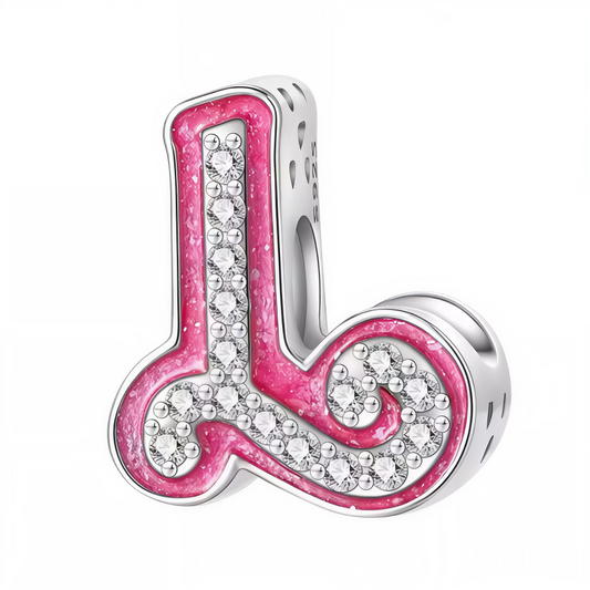 Apportez une touche glamour et fun à votre bracelet avec ce charm en forme de lettre "L", réalisé en argent 925 avec une finition rose brillante et orné de strass blancs scintillants. Un bijou tendance et pétillant, parfait pour afficher un style unique inspiré de l’univers Barbie, ou offrir un cadeau chic et coloré à un être cher.