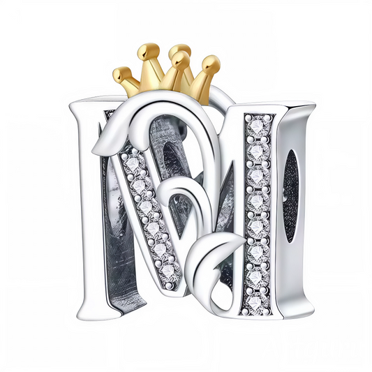 Affirmez votre style avec ce charm en forme de lettre "M", finement travaillé en argent 925 et surmonté d’une élégante couronne couleur or. Symbole de distinction et de personnalité, ce bijou apporte une touche royale à votre bracelet. Parfait pour offrir ou pour personnaliser votre propre création, il allie raffinement, durabilité et originalité.