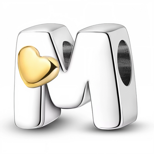 Apportez une touche sentimentale à votre bracelet avec ce charm en forme de lettre "M", confectionné en argent 925 et sublimé par un petit cœur doré. Ce bijou raffiné est parfait pour personnaliser votre collection avec élégance et tendresse.