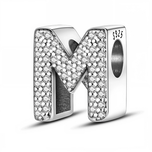 Affichez fièrement une initiale qui vous est chère avec ce charm en forme de lettre "M", réalisé en argent 925 et magnifiquement orné de strass scintillants. Ce bijou raffiné est parfait pour personnaliser votre bracelet avec élégance, que ce soit pour un prénom, un mot ou un souvenir précieux.