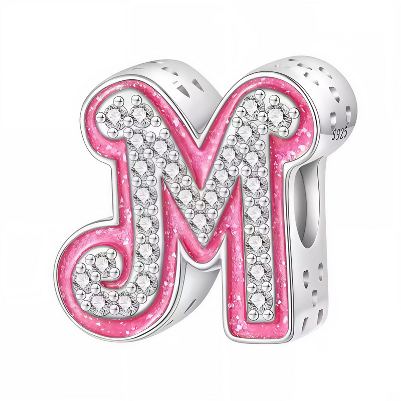Ce charm alphabétique imposant met en scène la lettre « M » ample en ruban rose étincelant texturé, pavée de strass blancs sur les arches et la base pour un rendu diamanté majestueux. La forme 3D arquée avec perforations stylisées apporte volume et élégance au design audacieux. Symbole d’initiale généreuse et glamour, il sublime les bracelets avec présence féminine.

Caractéristiques :

Matière : Argent 925 (S925) avec émail rose brillant et strass blancs.
Design : Lettre « M » cursive rose émaillée, pavée 