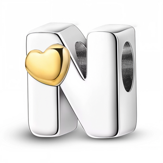Offrez une touche d’affection à votre bracelet avec ce charm en forme de lettre "N", réalisé en argent 925 et orné d’un petit cœur doré délicat. Un bijou élégant et symbolique, parfait pour personnaliser votre bijou avec tendresse.