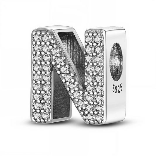 Mettez en valeur une initiale pleine de sens avec ce charm en forme de lettre "N", soigneusement façonné en argent 925 et orné de strass éclatants. Idéal pour ajouter une touche personnalisée et brillante à votre bracelet, ce bijou allie symbolisme et élégance avec subtilité.