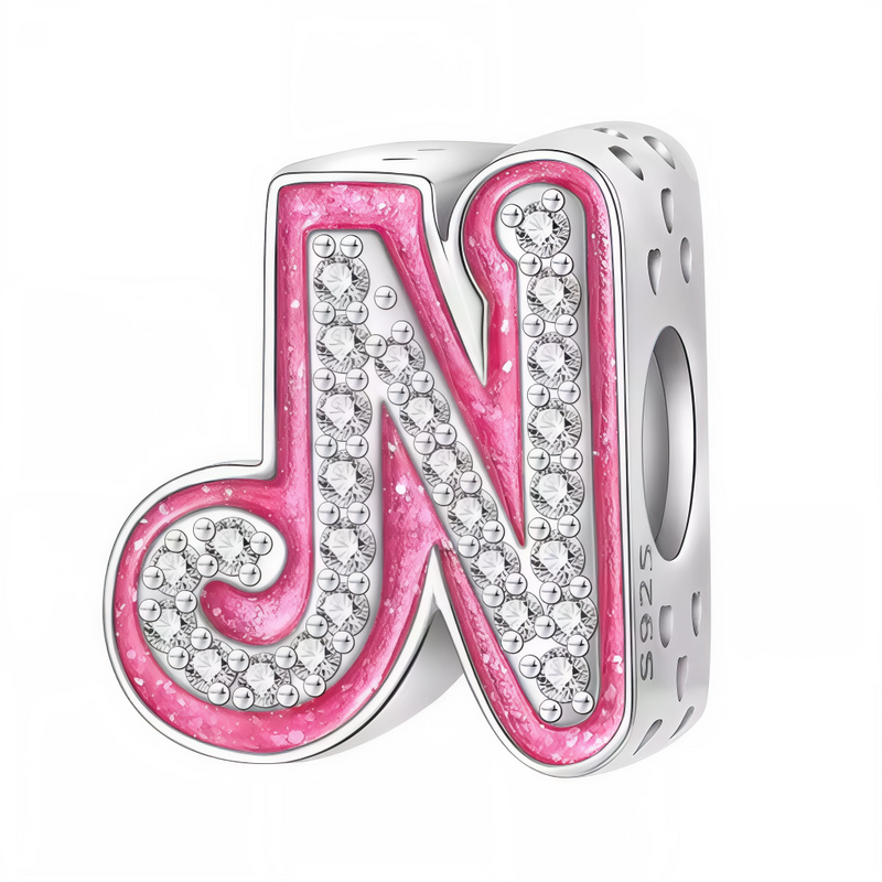 Ce charm alphabétique rythmé expose la lettre « N » diagonale en ruban rose vif texturé, généreusement parsemée de strass blancs étincelants sur les diagonales et contours pour un effet diamanté dynamique. La forme 3D inclinée avec perforations modernes confère énergie et style au design pop. Symbole d’initiale vive et contemporaine, il dynamise les bracelets avec éclat féminin.

Caractéristiques :

Matière : Argent 925 (S925) avec émail rose scintillant et strass blancs.
Design : Lettre « N » inclinée rose