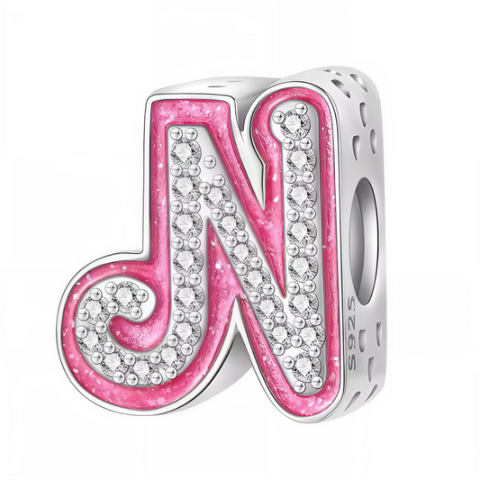 Apportez une touche glamour et fun à votre bracelet avec ce charm en forme de lettre "N", réalisé en argent 925 avec une finition rose brillante et orné de strass blancs scintillants. Un bijou tendance et pétillant, parfait pour afficher un style unique inspiré de l’univers Barbie, ou offrir un cadeau chic et coloré à un être cher.